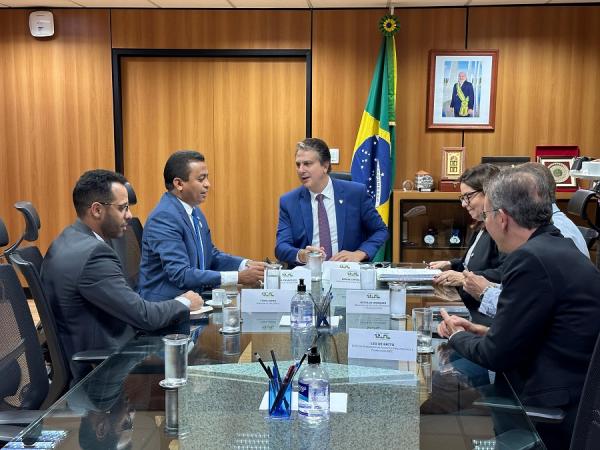 Dr. Francisco solicita a ministro da Educa&ccedil;&atilde;o recursos para estrutura e novos cursos para Universidade e Instituto Federal.(Imagem:Jessyca Barros)