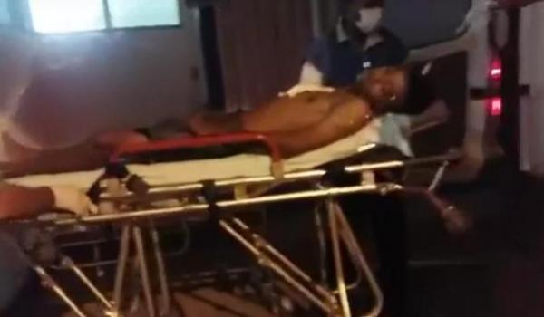 Homem ferido a faca dá entrada no Hospital Tibério Nunes.(Imagem:Jc24horas)