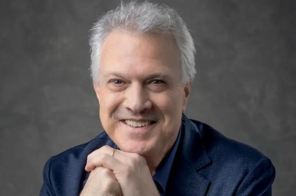 Pedro Bial exalta o autocuidado, sob "um novo filtro", em single que atualiza gravação de 2003