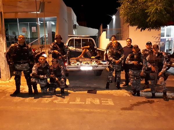 Homem &eacute; preso com arma, dinheiro e drogas em Floriano.(Imagem:For&ccedil;a T&aacute;tica )