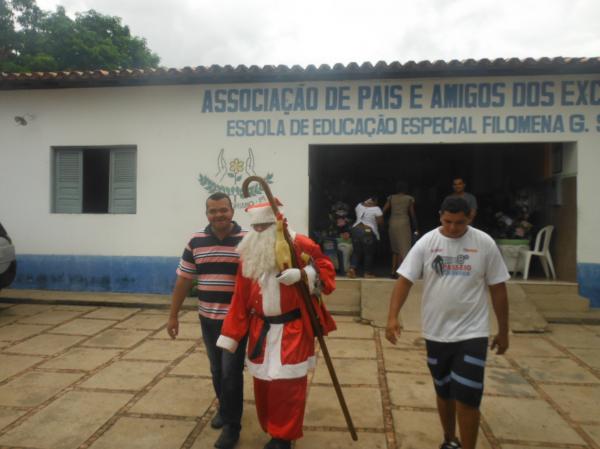 Papai Noel participou de confraterniza&ccedil;&atilde;o de Natal na APAE de Floriano.(Imagem:FlorianoNews)
