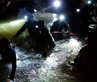 Tailândia: equipe de resgate retira 8º jovem de caverna