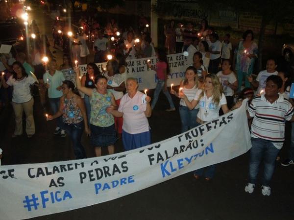 Fiéis usam redes sociais e realizam caminhada para evitar saída de padre