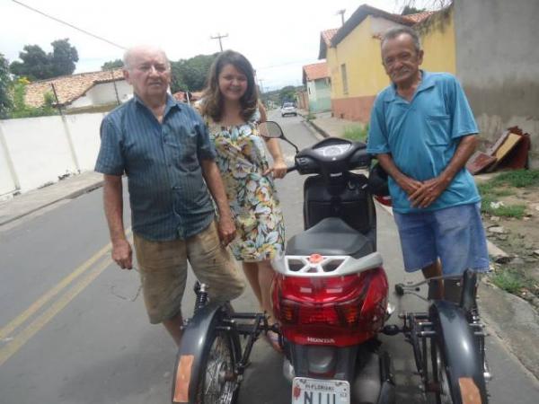 Pai de Jaquelina Nascimento recebe dono de triciclo na oficina