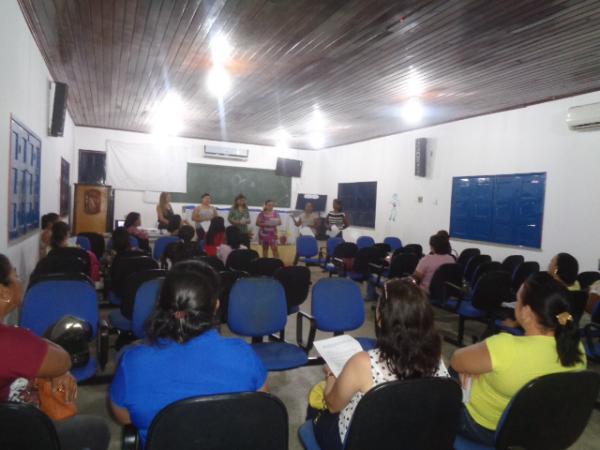 Reunião discute a atuação do professor de educação infantil