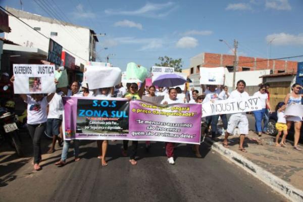 Moradores do conjunto Porto Alegre fazem protesto contra a violência