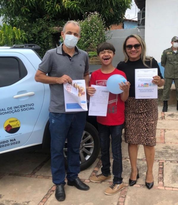 APAE de Floriano recebe ve&iacute;culo atrav&eacute;s do programa 