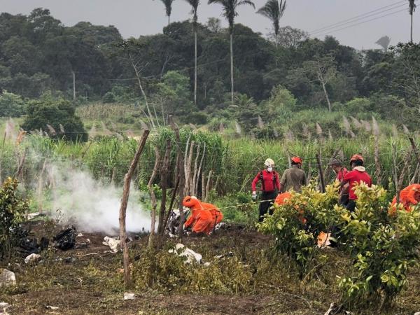 Bombeiros seguem em busca de resgate de corpo de pessoas mortas em acidente de avi&atilde;o no Cear&aacute;.(Imagem:Maristela Gl&aacute;ucia/G1)