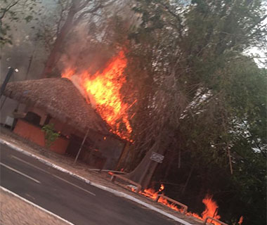 Incêndio destrói quiosque em frente a shopping na zona Leste de The