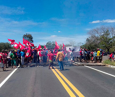 Militantes do MST bloqueiam a BR 316 em protesto