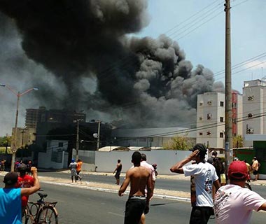 Adolescente pula de prédio durante incêndio; moradores relatam desespero