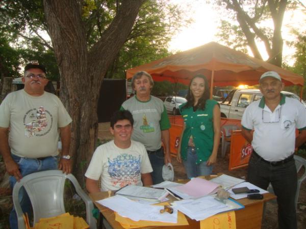 Equipe da ADAPI - certificando a vacina&ccedil;&atilde;o e examinando os animais(Imagem:reda&ccedil;ao)