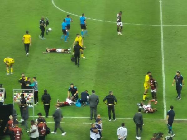 Jogadores do Flamengo desabam em campo ap&oacute;s classifica&ccedil;&atilde;o na Libertadores.(Imagem:Thiago Lima / ge)