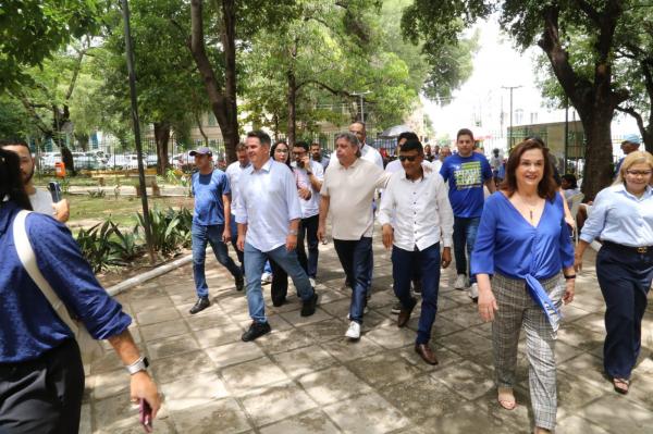 Ciro percorre ruas do Centro, tem contato com populares e almoça no Restaurante Popular(Imagem:Divulgação)