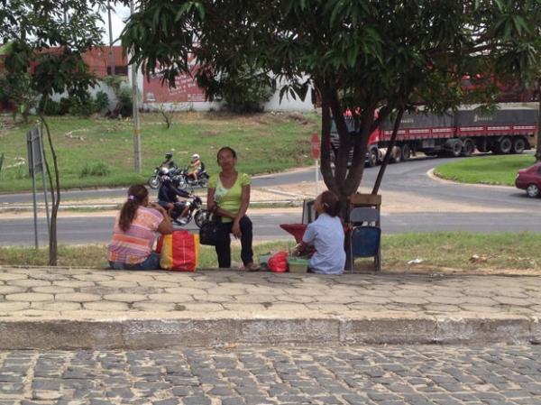 Familiares aguardam permiss&atilde;o para visitar os presos na Casa de Custodia.(Imagem:Gilcilene Ara&uacute;jo/G1)