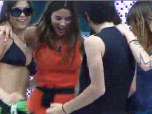 Laisa acorda animada e coloca hermanos para dançar