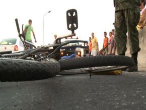 Caminhão atropela e mata ciclista ao atravessar ponte