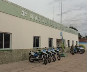 PM prende dois elementos com motocicleta roubada
