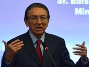 Governo avalia pedido da Petrobras para reajustar combustível, diz Lobão