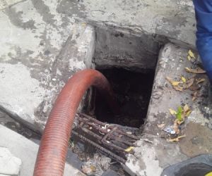 Infraestrutura desobstrui bocas de lobo do centro de Floriano para evitar alagamentos