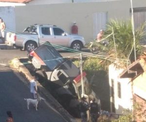Viatura do Rone perde freio e desce barranco na Zona Norte de Teresina