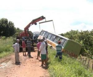 Ônibus lotado de estudantes tomba na Zona Rural de Teresina