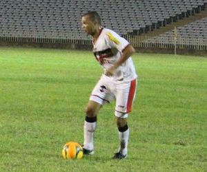 Warley estreia no River-PI sem gols e critica árbitro: "Não marcou pênalti"