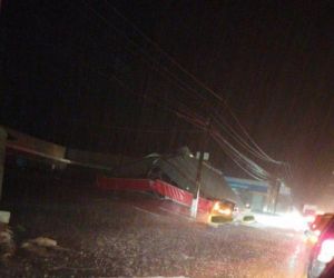 Teto de posto de combustíveis desaba durante chuva em Teresina