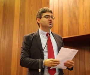Luciano Nunes ouve reivindicações dos professores do Estado em greve
