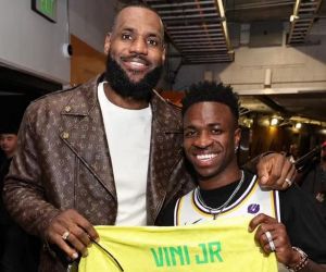 Vinicius Junior presenteia LeBron James com camisa do Brasil: "Para meu ídolo"