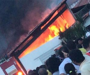 Fogo destrói van e um micro-ônibus no estacionamento de floricultura
