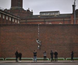 Banksy divulga vídeo que mostra produção de grafite em muro de prisão na Inglaterra