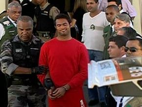 Bruno fica calado na audiência de menor e sorri ao deixar o local