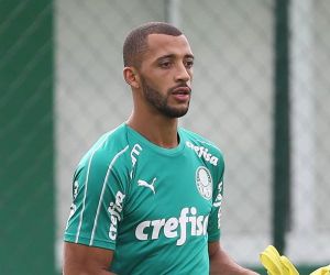 Com dores abdominais, Vitor Hugo deve desfalcar Palmeiras contra a Chape