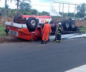 Caminhão carregado tomba na rotatória da Usina Santana na BR-343