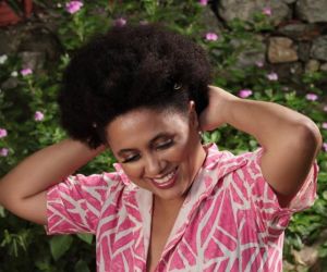 Marina Iris traz hit do grupo 5 a Seco para a roda de samba no primeiro single do disco Virada