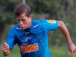 Volante Everton espera estar entre os 11 filhos preferidos do 'papai Joel'