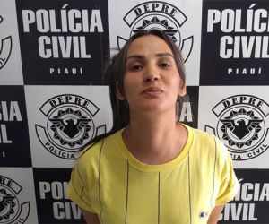 Mulher faz pose ao ser presa pela quarta vez por suspeita de tráfico