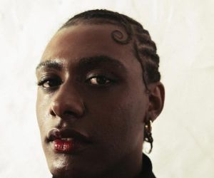 Liniker remete ao mix de pagode e R&B dos anos 1990 em single editado pelo selo de Mano Brown