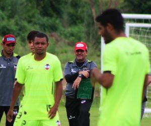 Hungaro relaciona o novato Fabiano; lista para pegar Vitória tem 22 atletas
