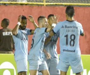 Grêmio encurta distância para Timão com ataque solidário e 20 gols como visitante