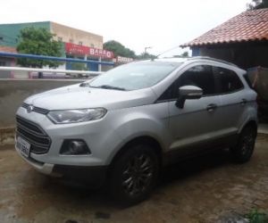 Carro supostamente usado em assaltos é abandonado em Barão de Grajaú