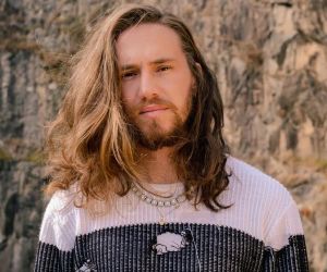 Vitor Kley reitera leveza pop do cancioneiro autoral com single "Ainda vou morrer por não falar"