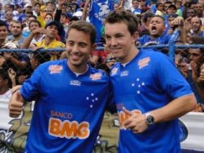 Como ídolos, Dagoberto e Everton Ribeiro caem nos braços da torcida