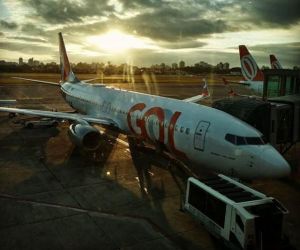Turbina de avião pega fogo durante decolagem no Ceará
