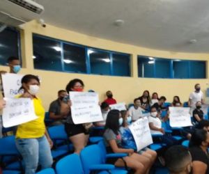Comerciantes protestam na Câmara Municipal contra o decreto municipal