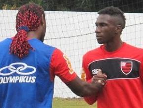 Negueba acerta rosto de Love e sela paz em beijo; Adriano trabalha à parte