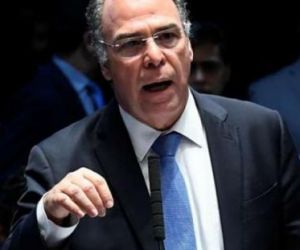 Alvo da PF, líder do governo no Senado coloca cargo à disposição de Bolsonaro