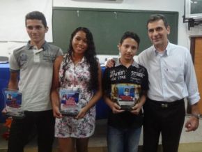 Prefeitura premia alunos com melhor desempenho em Olimpíadas e Concurso de Poesia