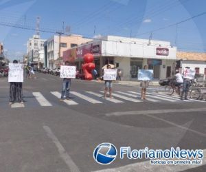 Jovens evangélicos levam a Palavra de Deus ao trânsito de Floriano